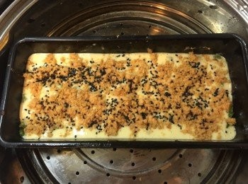 step9: 加入剩下的麵糊，表面撒上肉鬆、黑芝麻，繼續蒸15分鐘