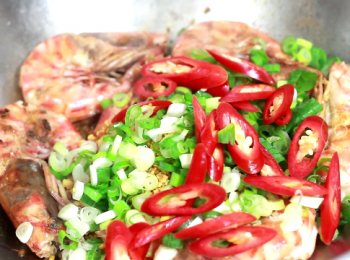 step6: 再加入所有輔料, 包括紅蔥酥、大蒜酥、青蔥及紅辣椒。