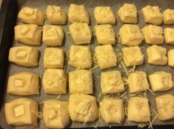 step5: 把高溶點芝士壓入小麵團內, 上面再灑上parmesan cheese, 預熱焗爐180度