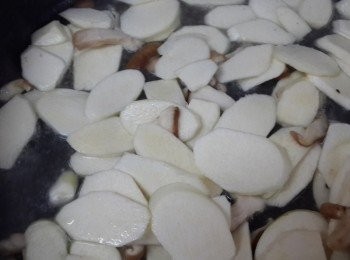 step3: 再依序放入<span class="group_1">食材</span>快炒加入適量調味料ok