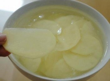 step1: 先將馬鈴薯洗淨，去皮，切薄片，愈薄愈酥脆。然後浸在開水中30分鐘