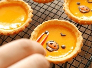 step21: 待整塊朱古力都凝固後，把它放上已完全放涼的蛋撻上即成。（如蛋撻還熱朱古力會溶化！）