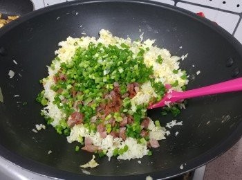 step7: 最後轉大火下蔥和叉燒， 快手翻炒直至所有材料均勻混合便完成。