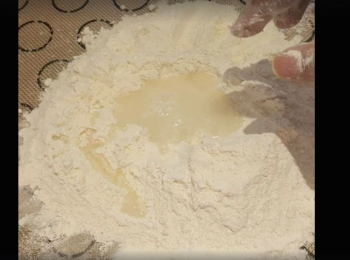 step1: 倒入麵粉300g、糖50g、酵母粉6g
加入水180cc（依據麵團情況分次慢慢加入）