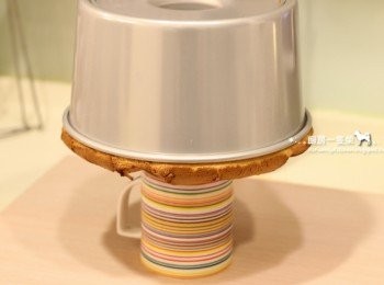 step11: 取出後立即倒扣待涼（我使用倒扣的馬克杯做底部支撐）。