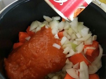 step4: 將牛筋腩盛起，備用。原煲加入紅蘿蔔、洋蔥及「B調味」後，再關上蓋子炆煮20分鐘至汁濃稠。