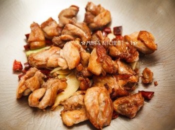 step4: 接著加入雞肉炒熟。