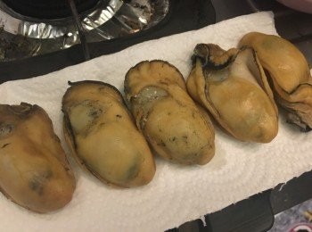 step3: 取出之金蠔瀝乾後用廚房紙徹底印乾所有水份