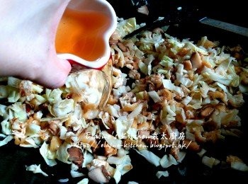 step7: 再加入椰菜 , <span class="group_2">調味料</span>拌勻 , 加入冬菇水及1/2杯份量的水拌勻