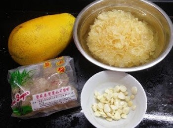 step1: 雪耳預先浸發，剪去蒂部，再剪成細塊
木瓜去皮刮籽，切細件; 南北杏洗淨