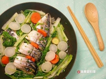 step5: 拿出筷子和湯匙，開動囉！直接用鍋子吃，就不用多洗碗了，這是「一鍋到底極致法」，懶人不學行嗎？我很愛用這招。