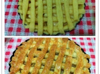 step4: 利用剩下的派皮壓扁切條，排在蘋果丁面上。預熱烤箱180度，烘烤40分鐘即可。