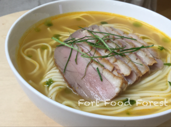 step12: <span class="group_1">冷麵</span> 放入<span class="group_1">冷麵</span>, <span class="group_2">鴨胸片</span>放面. 亦可配上湯的蕃茄塊, 新鮮芫荽, 葱, 檸檬葉等香草, 甚至生果如青芒果絲都唔錯㗎. .