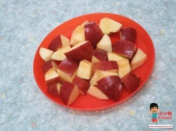 step3: 蘋果去芯後切成細粒，記得洗蘋果前會用刀刮一圈，刮走那一層果蠟，咁連皮煲湯時就可以飲得安心啲啦~