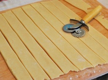 step8: 將另一半派皮擀成直徑12吋大圓形，以披薩滾刀裁成1.5吋寬的長條，共需十條，冷藏15分鐘備用

※ 編織格紋用的派皮可依喜好決定粗細，數量建議為單數（例如5,7,9,11）的兩倍