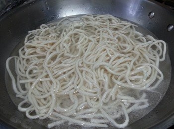 step3: 上海粗麵用將要煮滾的水,落麵煮到滾計起煮3分鐘,(作用是令麵慢慢由凍煮滾,麵芯會熟而外不會爛及散),再焗10分鐘