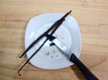 step6: 香草豆莢剖半,用刀片刮下香草豆莢籽。