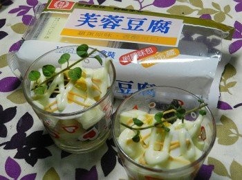 step4: 最後擠上桂冠千島沙拉醬跟桂冠沙拉就可以囉