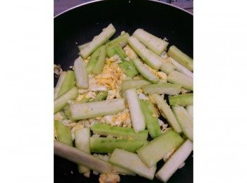 step4: 絲瓜也放進去吵得有點焦香這樣~