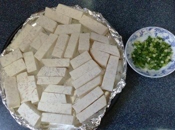 step1: 要带手套帮芋頭去皮，洗干凈抹干水，將芋頭切成中指厚的長條狀 ；
蔥洗淨切成蔥花