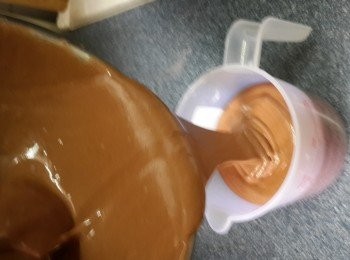 step8: 將拌好的朱古力麵糊由高处倒入量杯中