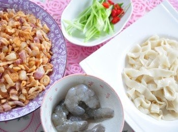 step1: 備料:自製油蔥、豬油；白蝦、辣椒末、大蒜片、川燙滾煮好的家常寬麵