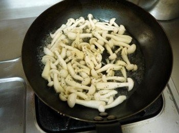 step2: 若剛好跟我一樣喜歡菇菇的話,建議先炒過再下鍋會比較香