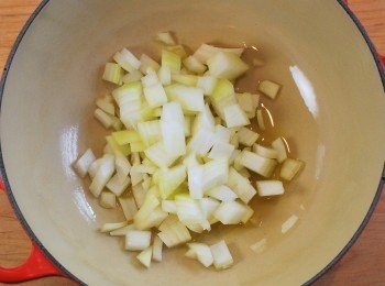 step1: 製作<span class="group_1">啤酒牛肉派</span>：在厚底鍋裡加熱橄欖油，加入洋蔥丁，中火炒至透明柔軟