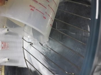 step5: 光波爐玻璃兜加入300毫升清水、180度低架加加高圈預熱10分鐘、