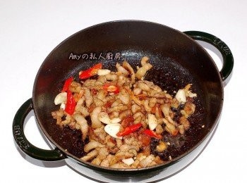 step2: 準備一個淺鍋加入油後熱鍋,將乾魷魚放入鍋裡爆香後先起鍋備用,加入五花肉將油脂逼出爆香,依序加入蒜頭辣椒及蝦米一起翻炒