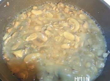 step3: 加入火雞汁，黑胡椒粉及生抽，煮滾後就完成啦^_^