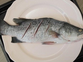 step1: 從市場買鱸魚就請老闆娘剖開腹部.去魚鱗!!! 到家後清洗乾淨後在魚的兩面各切3大刀~~~~