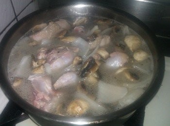 step3: 再將雞肉與炒料倒入湯鍋中一起轉中小火滾煮約１５分鐘再轉小火慢煮３０分