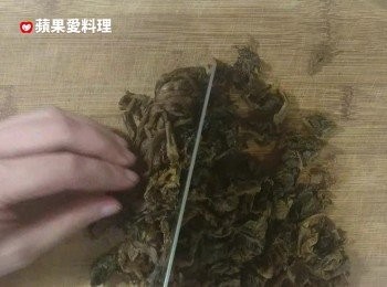 step1: 梅干菜洗淨（約洗5次，洗到水變清澈），擠乾水份，剁碎。