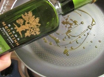 step1: 備料:雞翅劃刀縮短入味時間,白蘿蔔削皮切成塊狀
平底鍋放油