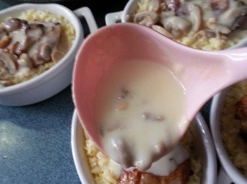 step8: 分別加入蘑菇白汁(蘑菇白汁的製作可參考以下網址:
http://cook1cook.com/recipe/10503