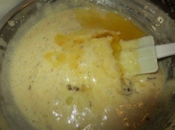 step5: 然后牛油分两次加入蛋糊，也是从下而上的翻版均匀， 倒入六寸模，喜歡可以切些香蕉片放在面糊上， 烤箱预热160度，烤约35分钟或至熟 (烤箱温度和时间，请依个人烤箱灵活调整)