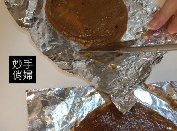 step3: 把錫箔紙鋪在桌上當底襯,用刮刀刷出你想要的形狀,盡量不要刮得太厚,能薄就薄,但是要均勻厚度很重要...