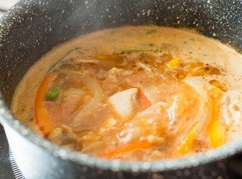 step6: 加入水拌勻煮滾。