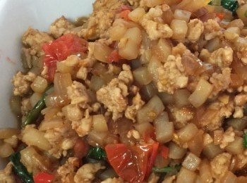 step6: 加入豬絞肉拌炒，再加入魚露1大匙、醬油1大匙、醬油膏1大匙、檸檬汁少許，拌炒至豬肉熟透，加入九層塔翻炒一下即可起鍋。