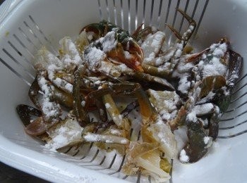 step1: 蟹洗淨切件，瀝乾水份