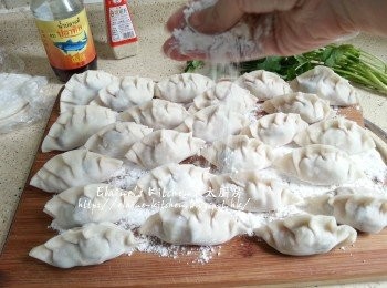 step8: 包好的餃子再灑上適量麵粉