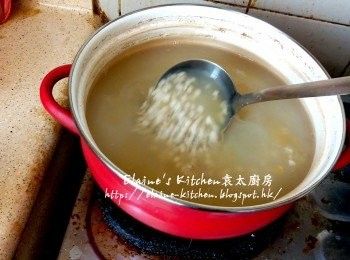 step7: 將全部橙皮絲及大部份薏米盛起去掉 , 加入橙汁及冰糖拌勻