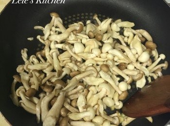 step2: 先用奶油將蒜頭爆香後，加入雙菇開始炒。 等到香菇稍微出水，就可以撒鹽 準備起鍋囉~