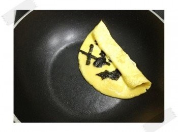 step5: 然後捲捲捲~~~ 捲成半圓形後推到邊邊!!!