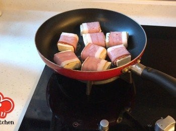 step4: 開中火，落少少油，將煙肉豆腐卷煎成金黃色