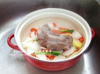 step4: 煲內放入白蘿蔔片及甘旬片 , 再放入蔥段 , 薑片 , 牛展