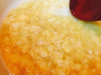 step3: 攪拌時用木匙將桃丁盡量壓碎，亦可留下部分桃丁增加口感。慢火煮約15分鐘或直至桃汁開始濃稠起泡，並會黏附在木匙上不易滴落，即可關火。放涼約5分鐘。