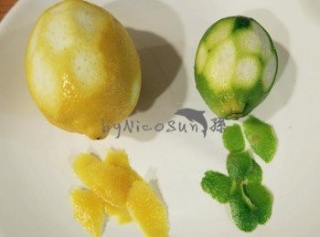 step4: 黃檸檬整顆削皮.切碎加入檸檬汁(不要削到白色的地方.會苦苦的)