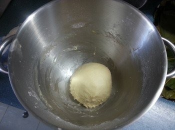 step2: 將所有材料拌勻(牛油除外)搓至成麵糰,(如用廚師機用中速打4分鍾),加入牛油搓至光滑有薄膜(如用廚師機用中速打11分鍾)